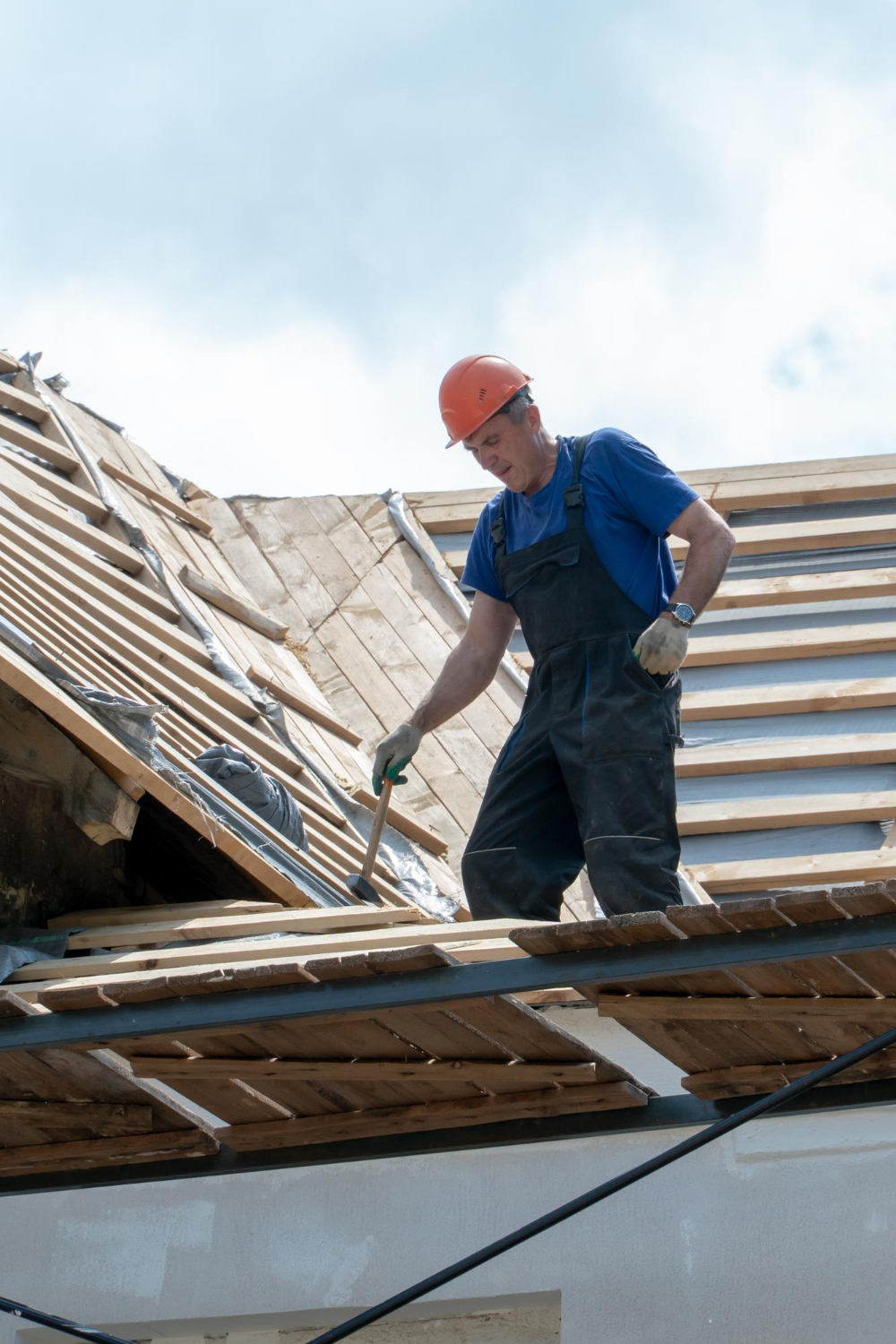 Un ouvrier faisant une rénovation d'une toiture renovation-toiture-a-le-pont-de-beauvoisin
