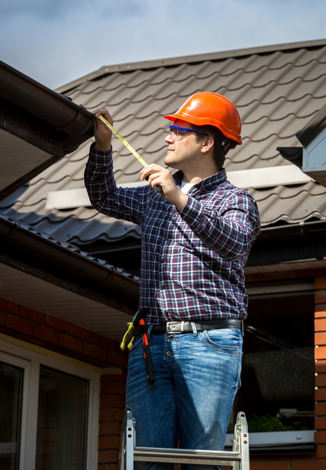 Un ouvrier inspectant une toiture renovation-toiture-a-le-pont-de-beauvoisin